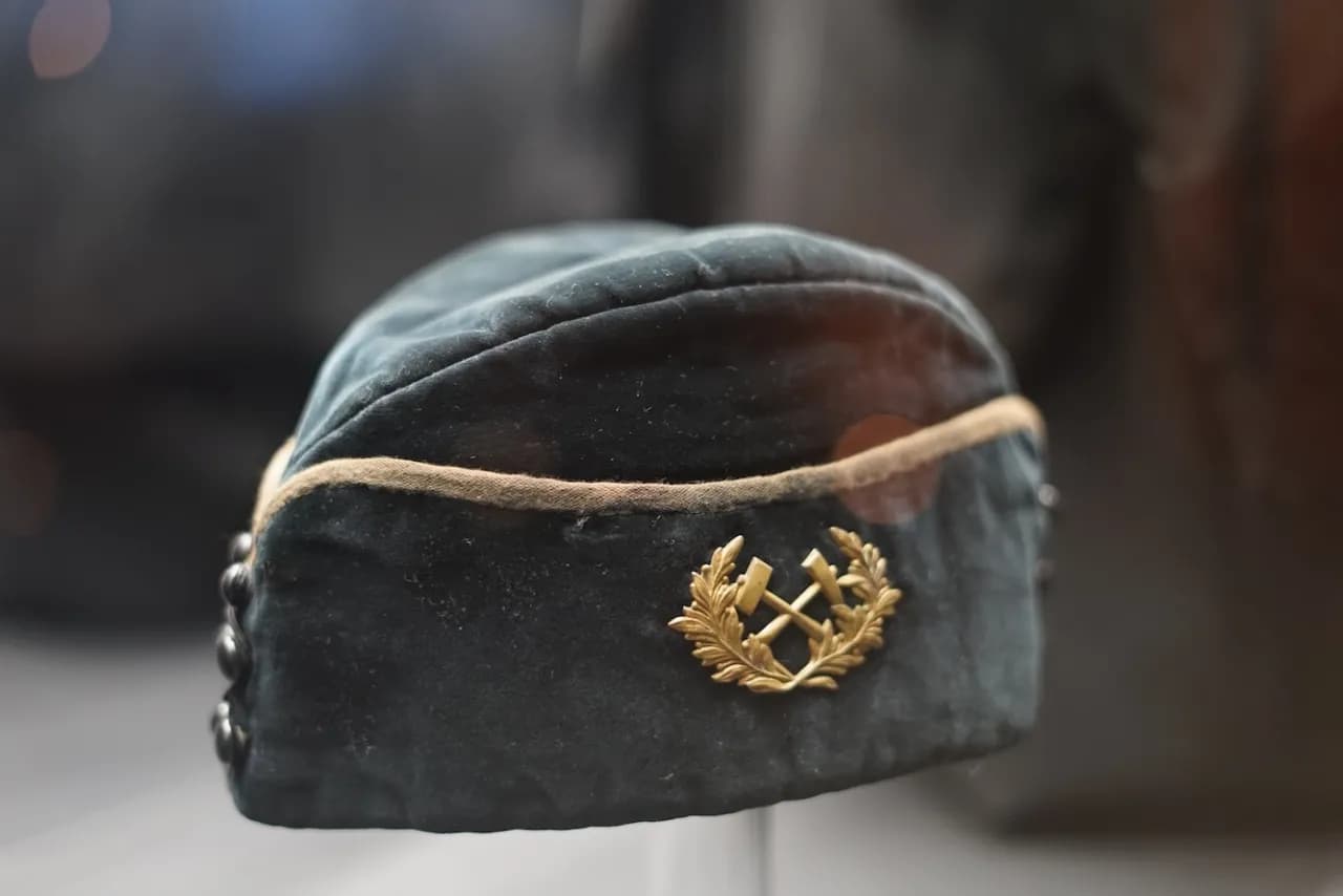 Co oznaczają pióra na czapce górnika? Symbolika i znaczenie w tradycji