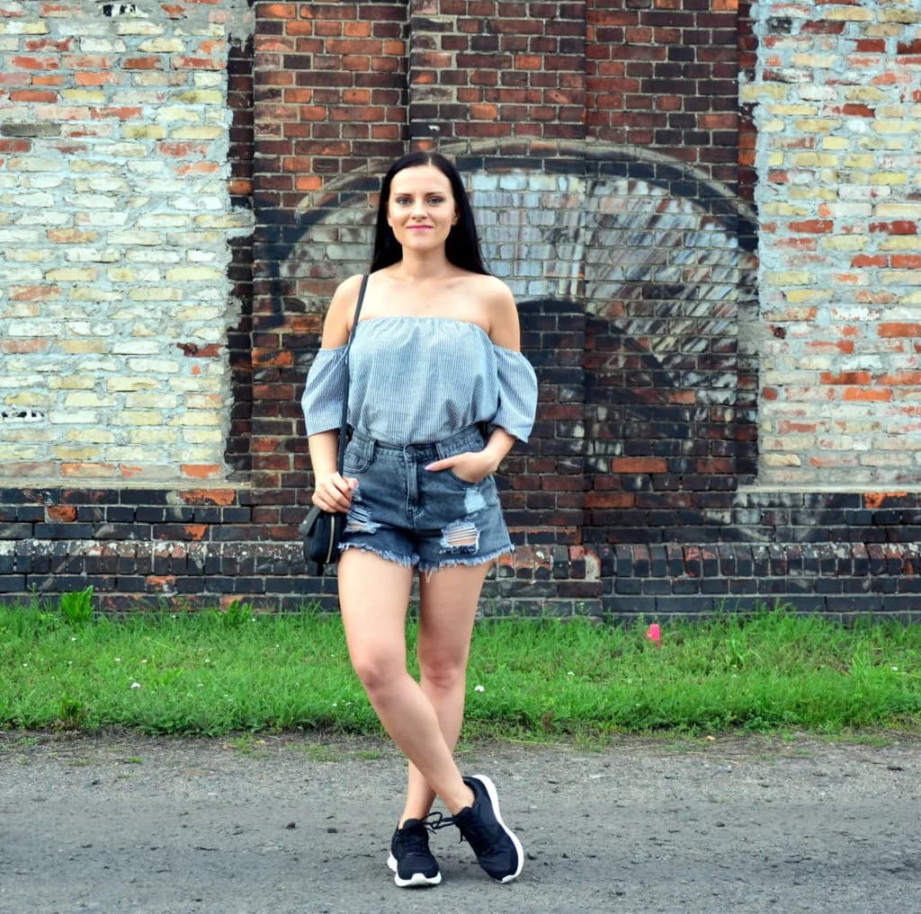 Stylizacje z czarnymi sneakersami: Odkryj modne połączenia na każdą okazję