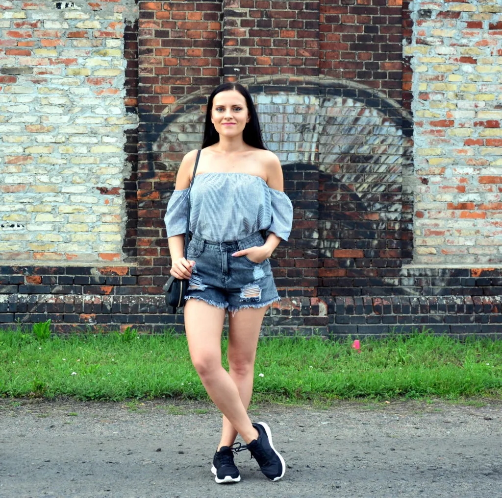 Stylizacje z czarnymi sneakersami: Odkryj modne połączenia na każdą okazję