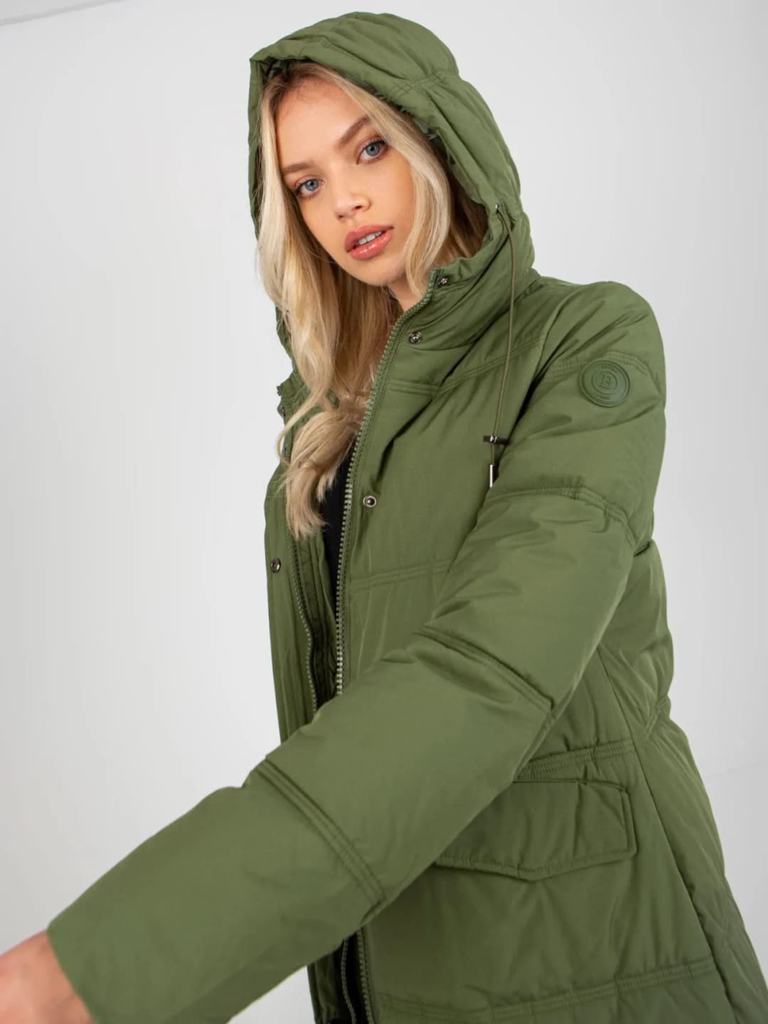Stylizacje z kurtką khaki damską, które odmienią Twój look