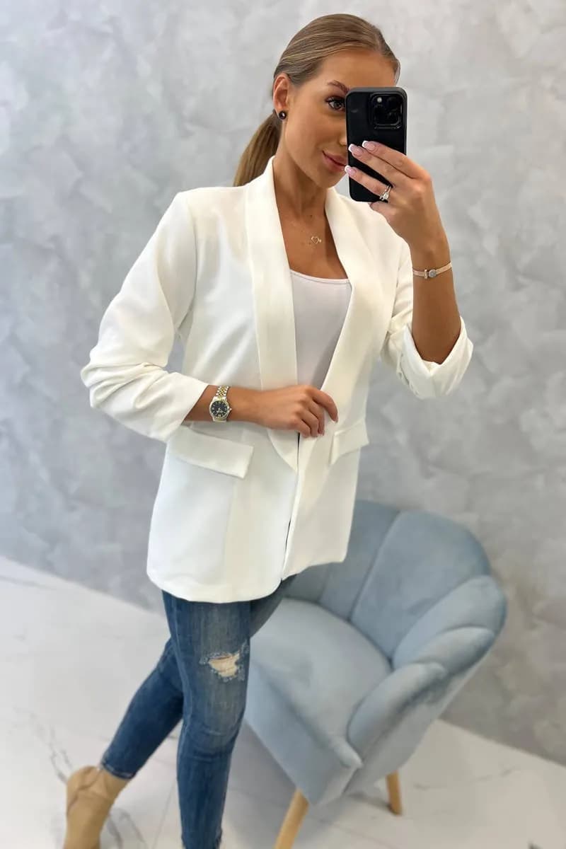 Stylizacje z marynarką ecru: jak stworzyć modne i eleganckie zestawy